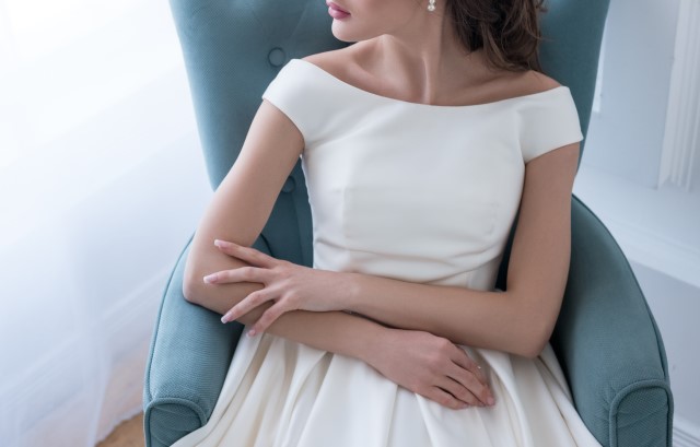 ボートネックのウェディングドレスを着た女性
