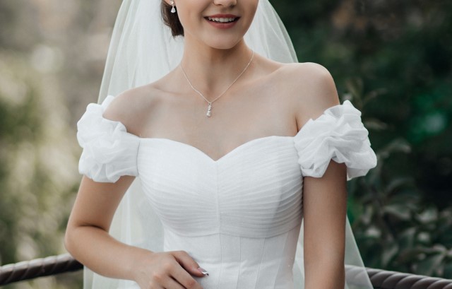 ハートカットのウェディングドレスを着た女性