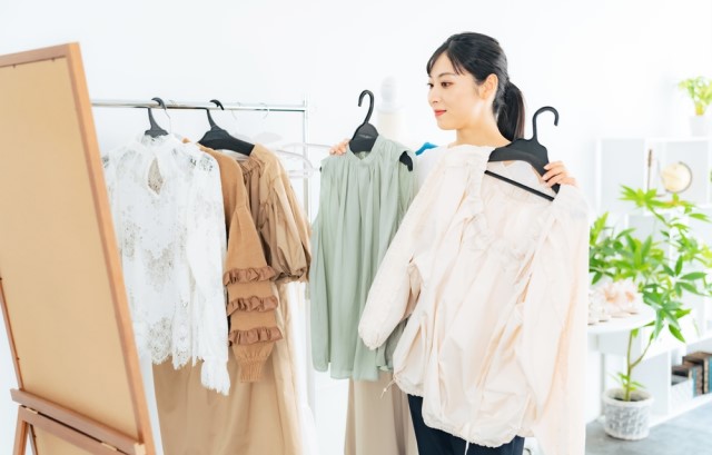 服を選ぶ女性