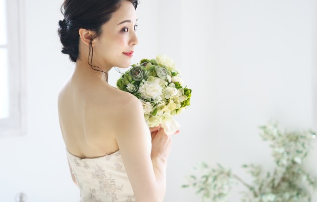 ビスチェタイプのドレスを着る花嫁