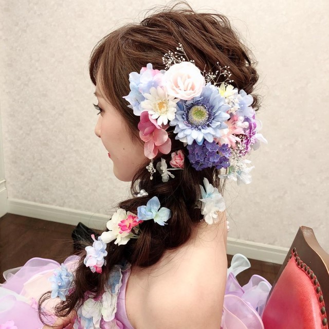 花の髪飾りをした女性