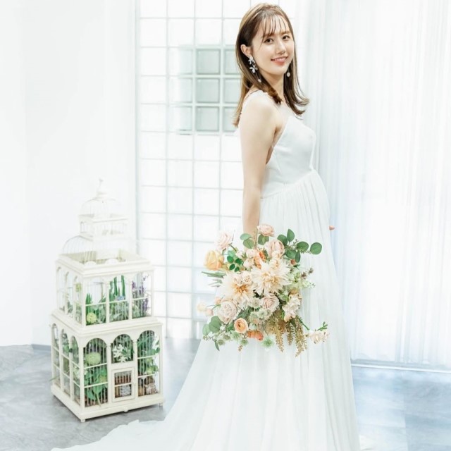 ウェディングドレスを着た妊婦