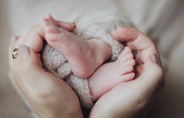 赤ちゃんと大人の手