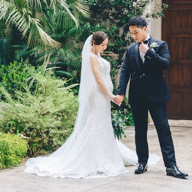 新郎とマタニティの新婦