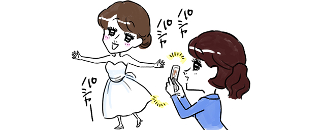 ウェディンドレスを試着して写真を撮る女性