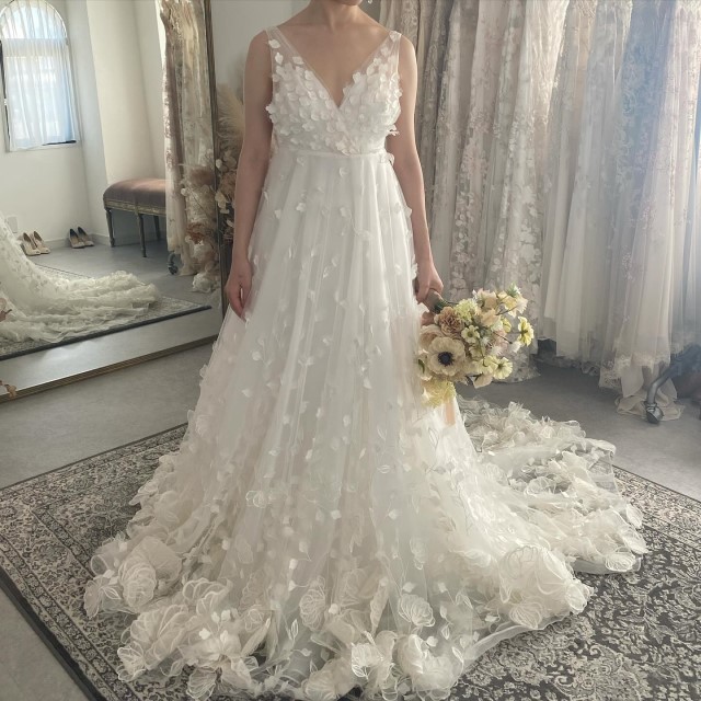 エンパイアラインのウェディングドレスを着た花嫁