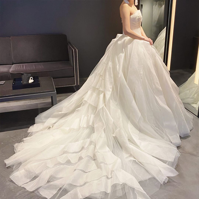 チュール素材のプリンセスラインのドレスを着る花嫁