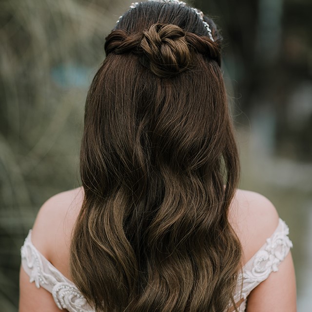 ハーフアップ×オフショルダードレス