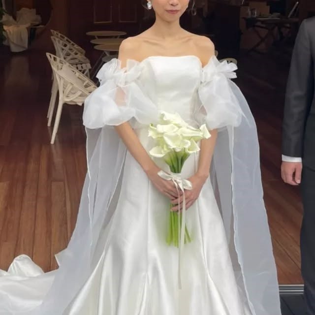 実例あり】オフショルダーのウェディングドレスの特徴や選び方は