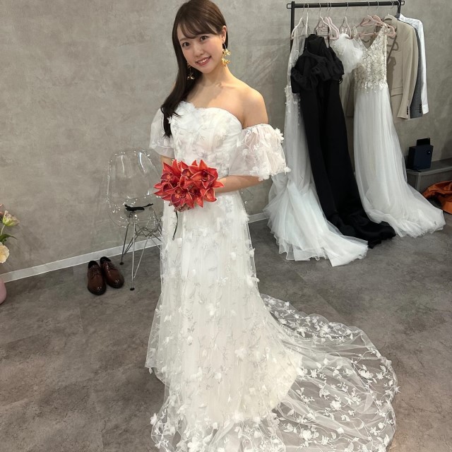 スレンダーラインのオフショルダーのドレス