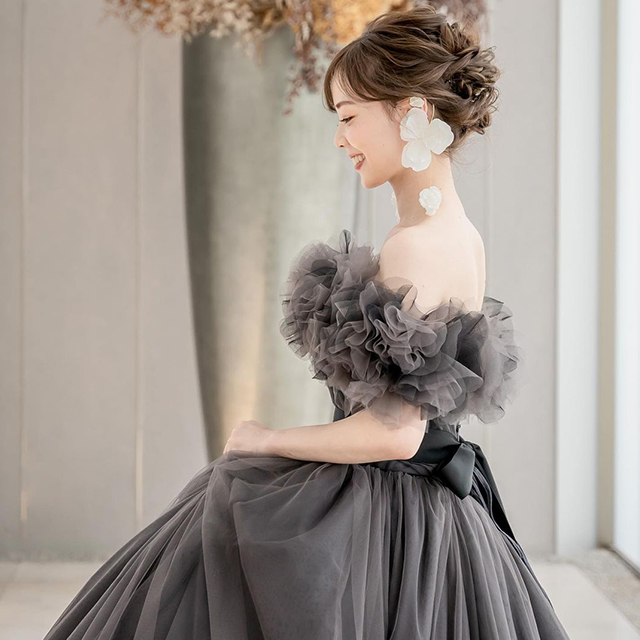 グレーのオフショルダードレス