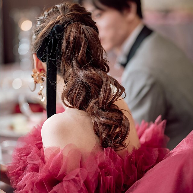 ゆるく巻いたポニーテール