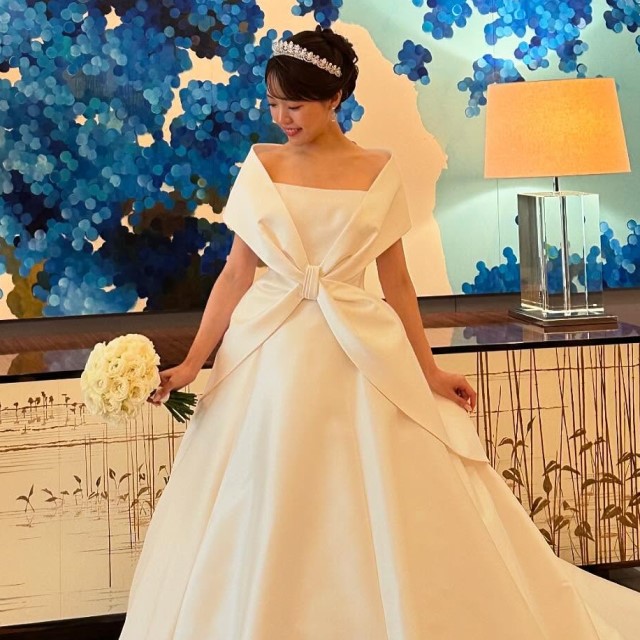 ネックレスなしでオフショルダードレスを着る花嫁