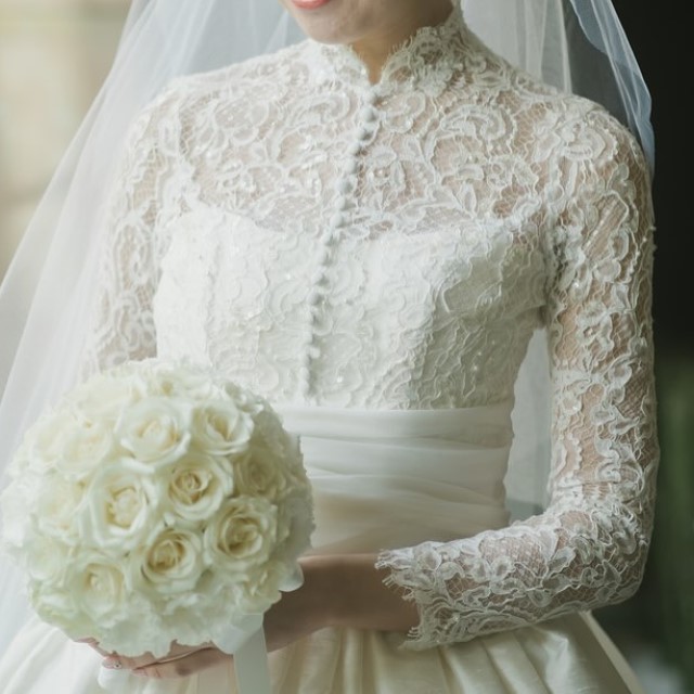 クラシカルなレースのウェディングドレス