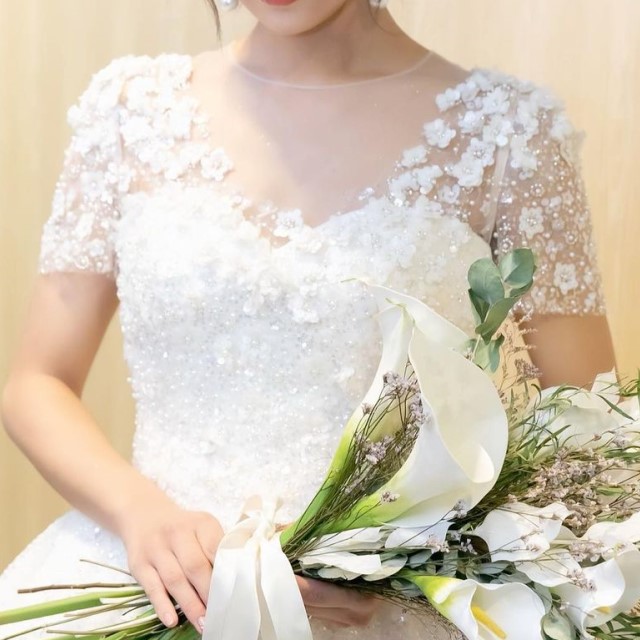 レースのキュートなウェディングドレス