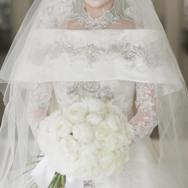 ゴージャスなレースのウェディングドレス