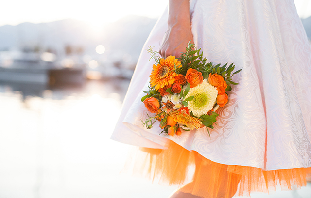 カラーのパニエがウェディングドレスの裾からチラリと見える花嫁