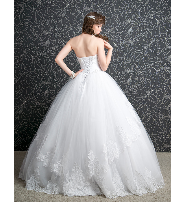 背中から腰にかけて編み上げされた、プリンセスラインのドレスを着た花嫁