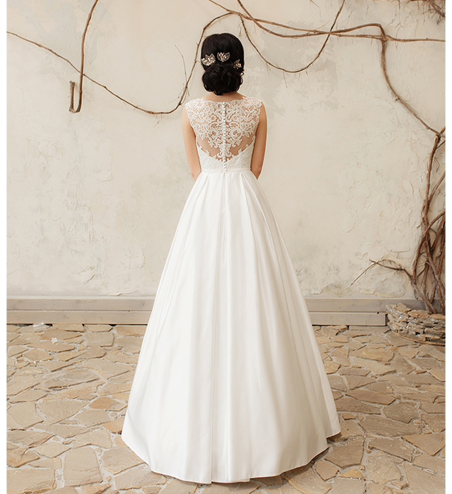 背中がレースでほど良く透けてみえるドレスを着た花嫁