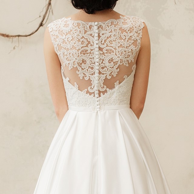 背中がレースでほど良く透けてみえるドレスを着た花嫁