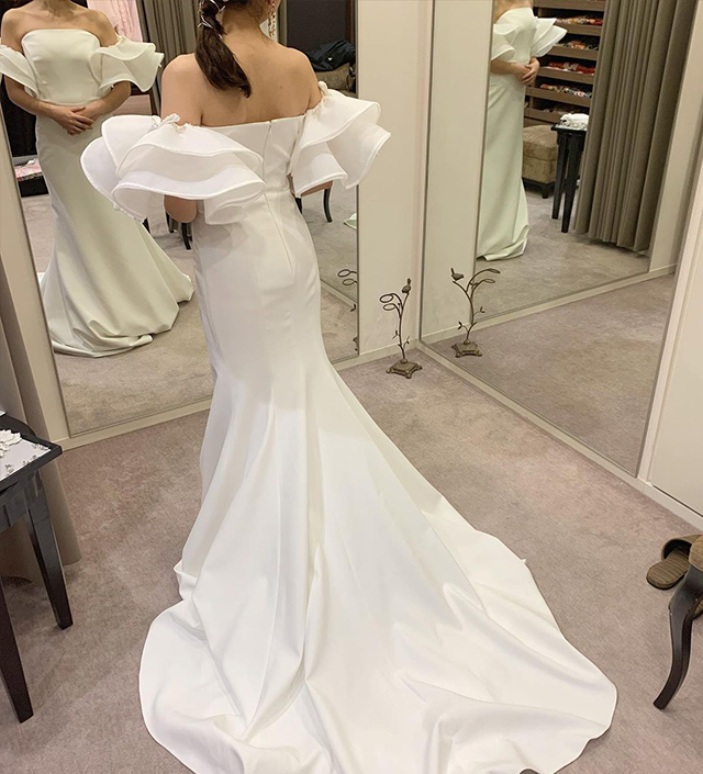 大きなフリルの袖がマーメイドドレスに映える花嫁の後ろ姿