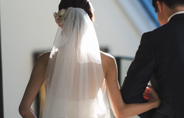 新郎新婦の後ろ姿