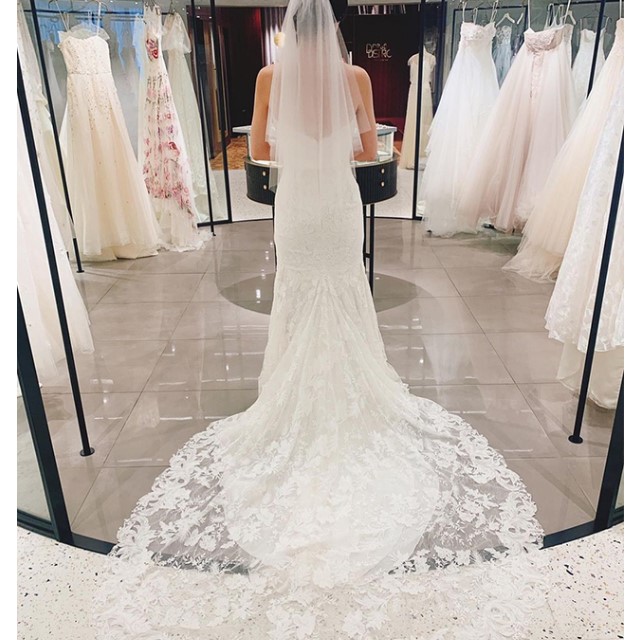 美しい刺繍の入ったトレーンに、シンプルなベールを合わせた花嫁