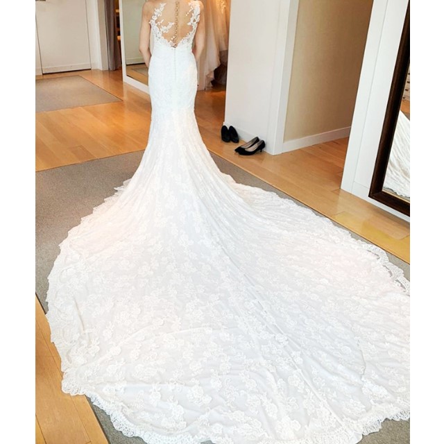3mものロングトレーンが印象的なマーメイドラインのドレス
