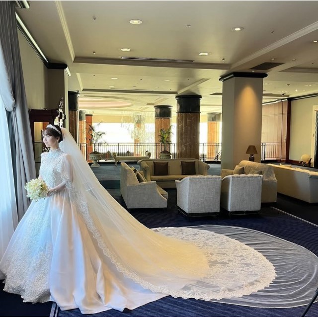 後ろ姿を美しく見せる「ロングトレーン」のウェディングドレスが 後ろ姿を美しく見せる「ロングトレーン」のウェディングドレスが