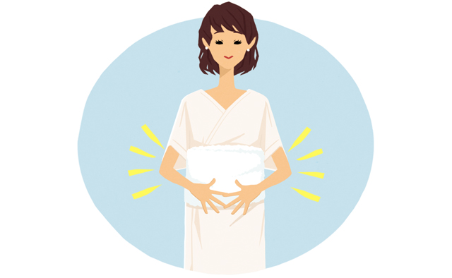 帯を身に着ける妊婦
