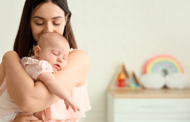 生まれたばかりの赤ちゃんと母親