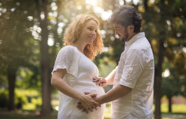 妊娠中の女性と夫