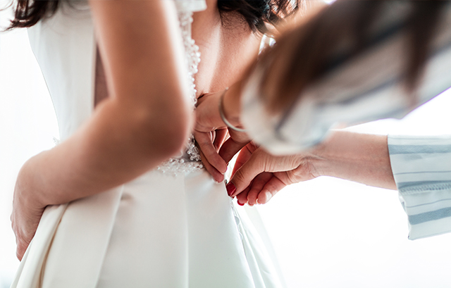 ドレスを試着する女性