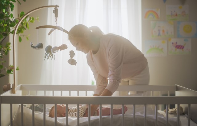 赤ちゃんのお世話をする女性