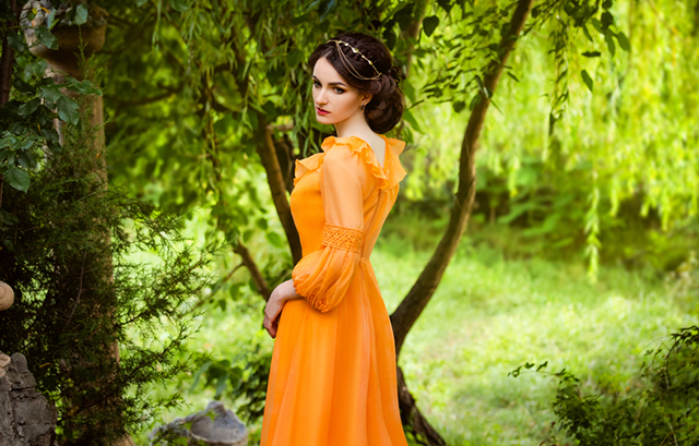 明るいオレンジのドレスを着た女性