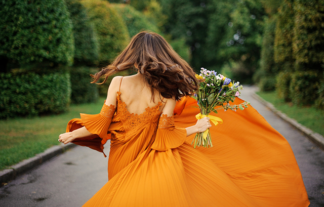ダークオレンジのドレスを着た女性
