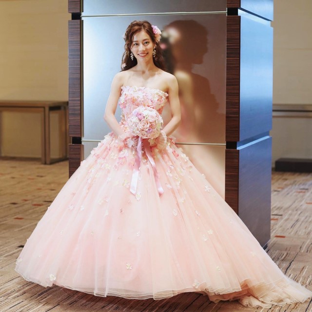 ピンクのドレスを着た花嫁