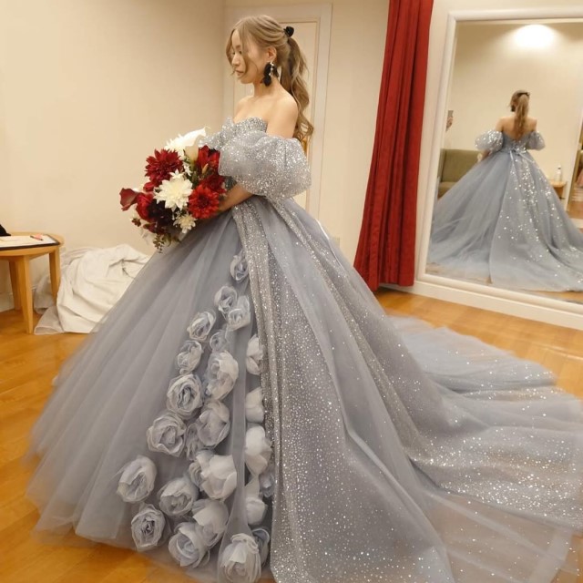 ブルーのドレスを着た花嫁