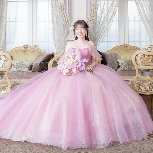 ピンクのドレスを着た花嫁