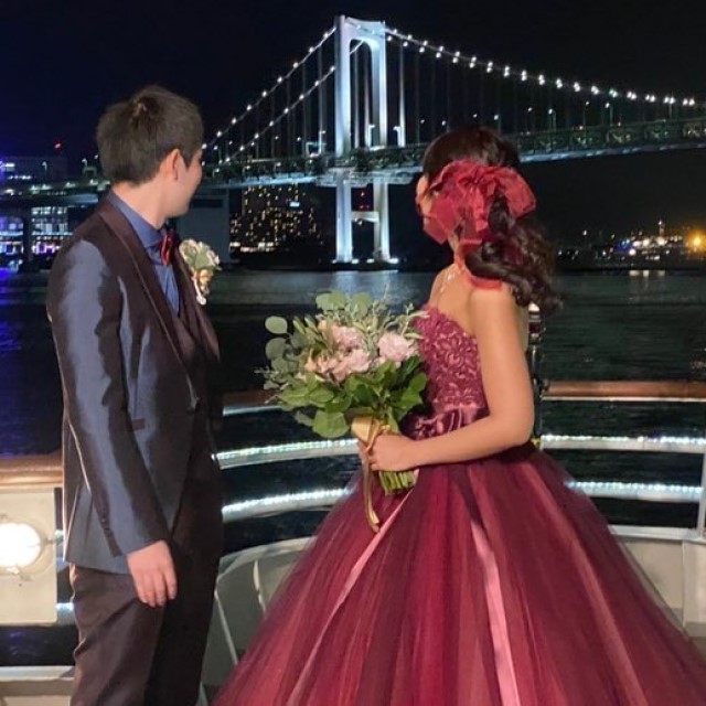 赤のドレスを着た花嫁