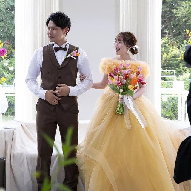 イエローのドレスを着た花嫁