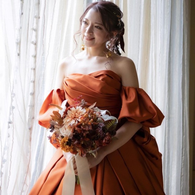 オレンジのドレスを着た花嫁