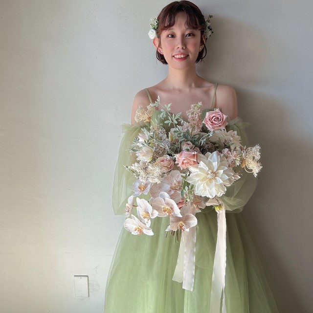 グリーンのドレスを着た花嫁