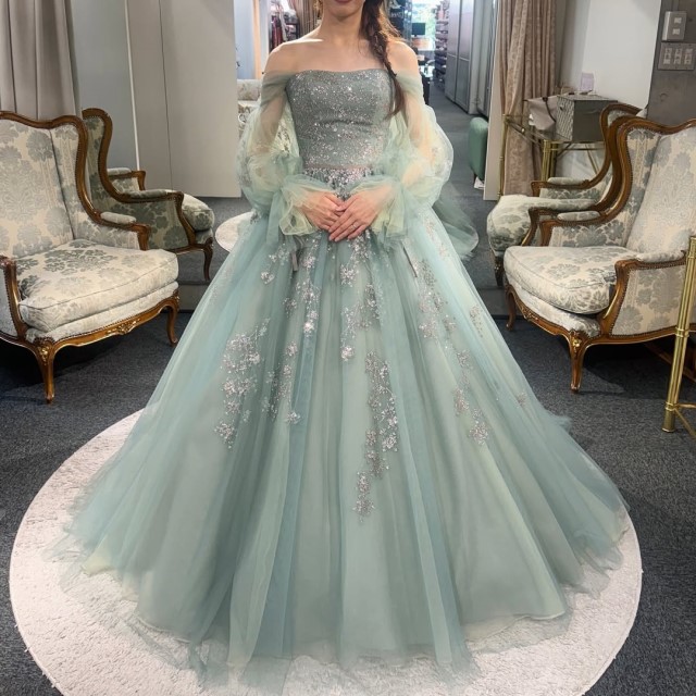 ミントグリーンのドレスを着た花嫁