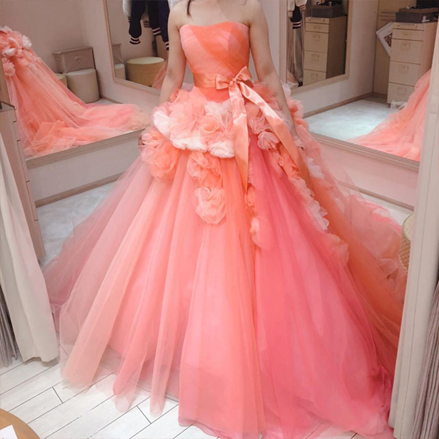 花モチーフのサーモンピンクのドレスを着た女性1