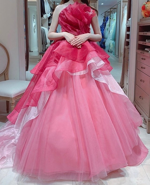 胸元に薔薇がデザインされたチェリーピンクのドレスを着た女性1