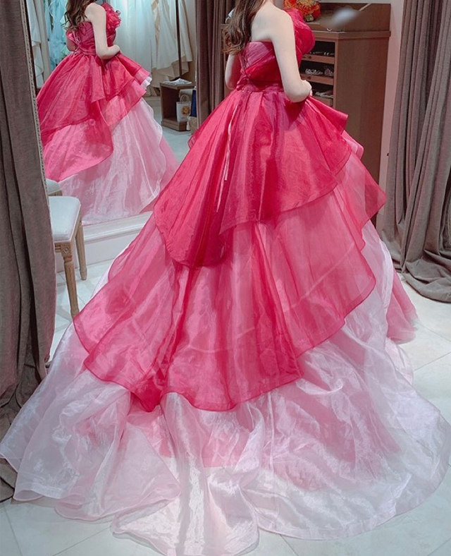 胸元に薔薇がデザインされたチェリーピンクのドレスを着た女性2