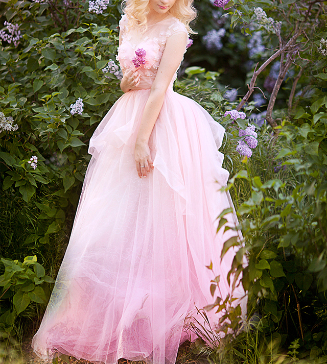 チュールスカートのベビーピンクのドレスを着た女性