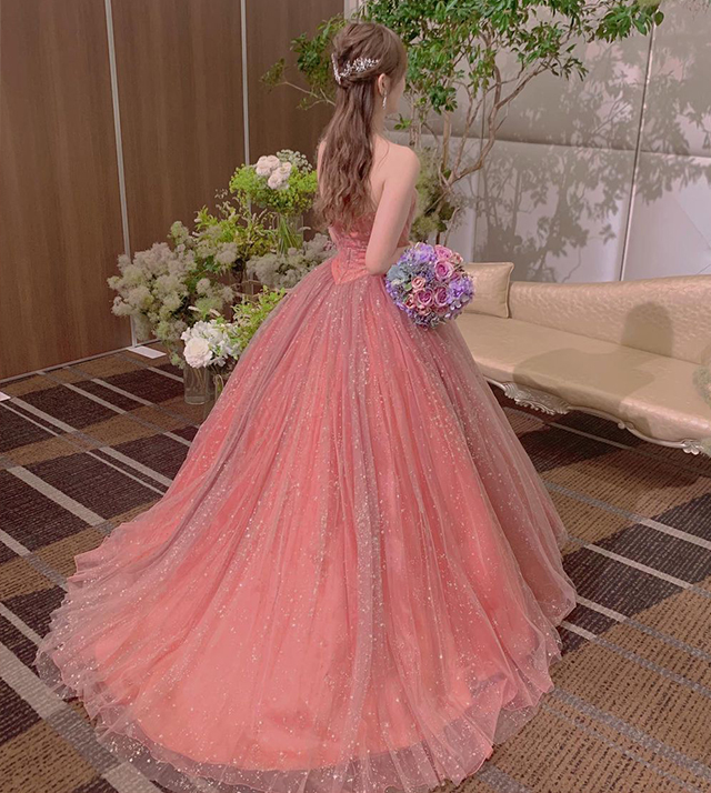 ピンクのウェディングドレス・カラードレスのデザイン】似合う小物 