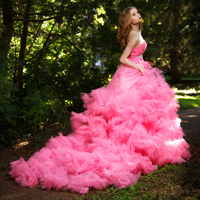 フリルの付いたショッキングピンクのドレスを着た女性